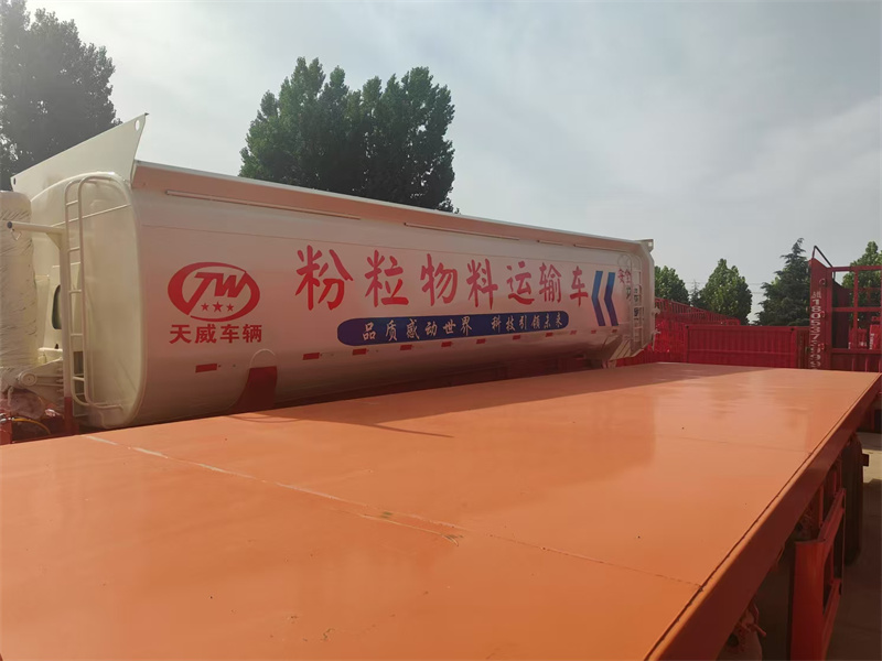 粉粒物料运输车